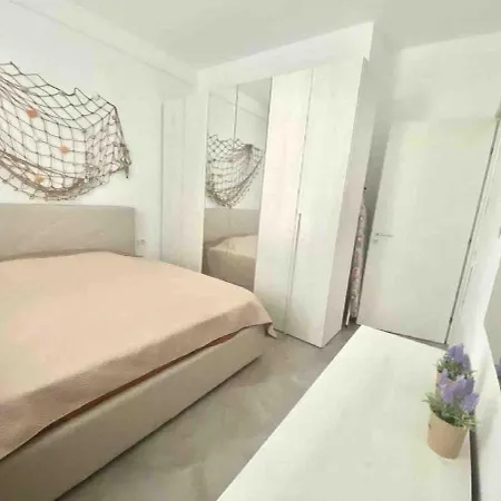 Manalu Home, Gjiri I Lalezit, Lura 3