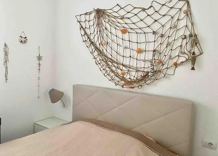 Manalu Home, Gjiri I Lalezit, Lura 3